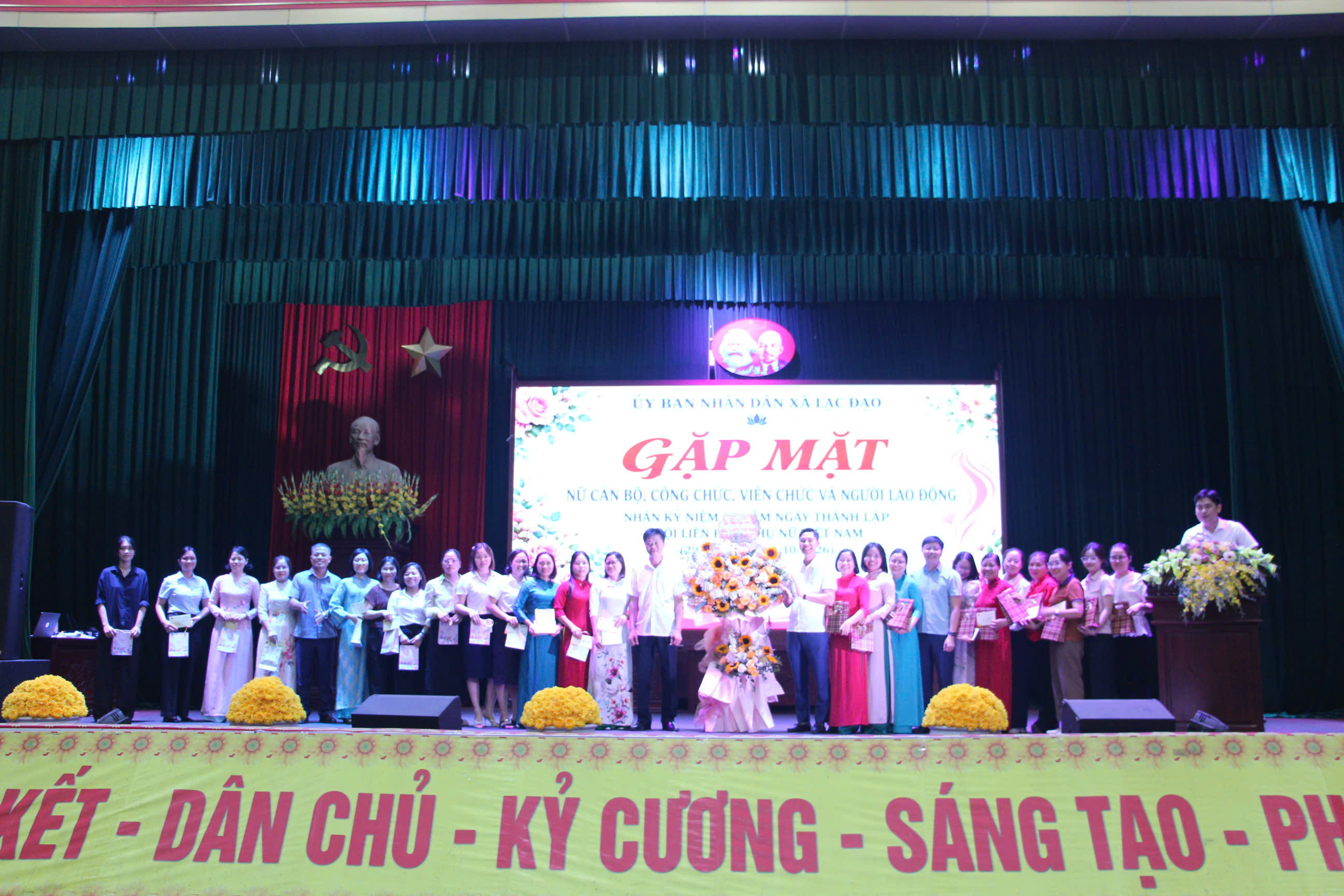 Hội nghị gặp mặt nữ cán bộ, công chức, viên chức và người lao động   cơ quan UBND xã Lạc Đạo